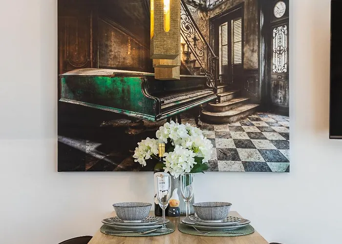 Near Bts Airport شقة