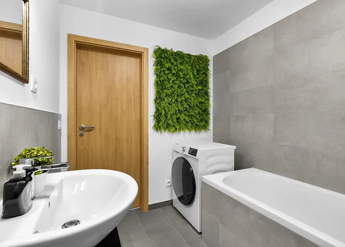 Near Bts Airport شقة